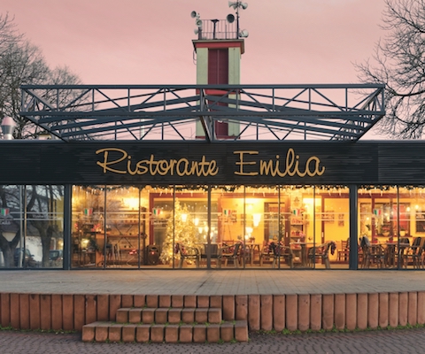 Večerné posedenie na terase reštaurácie Emilia v Ivanke pri Dunaji